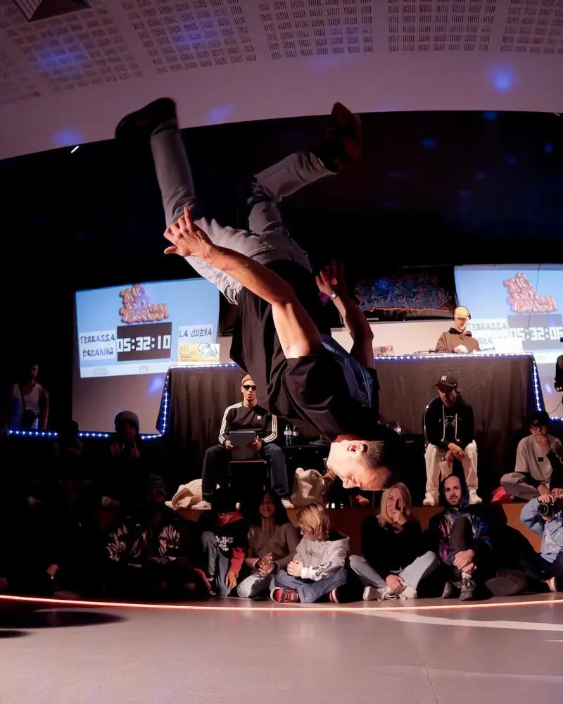 El bboy Toolz fent un moviment aeri davant dels jutges i el públic a This is for Terrassa
